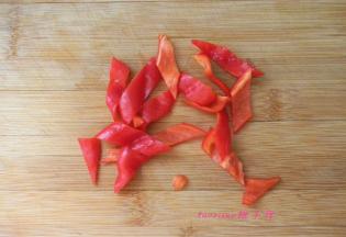 将红椒斜刀切片；