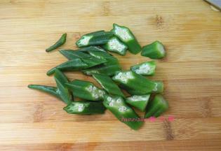 将秋葵焯烫后，斜刀切块；