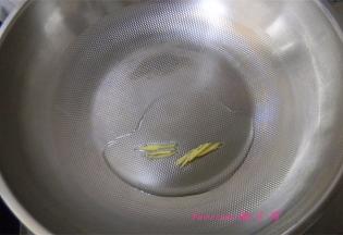 炒锅里放入食用油，放入姜丝煸香；