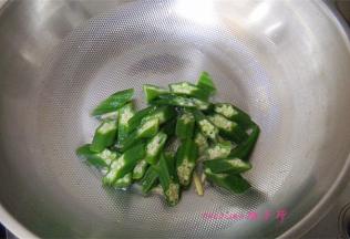 倒入切好的秋葵；