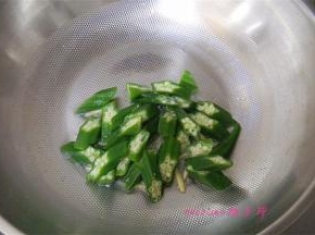 倒入切好的秋葵；