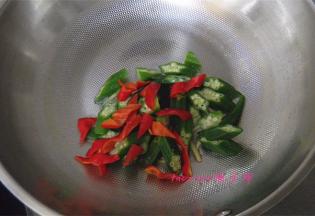 再放入红椒片；