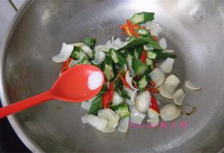 放入洗净的百合翻炒，放入食盐、鸡粉调味即可关火。