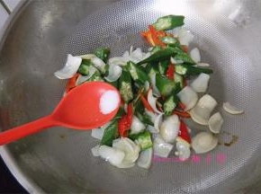 放入洗净的百合翻炒，放入食盐、鸡粉调味即可关火。