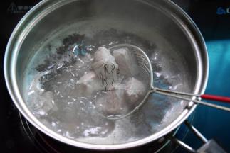 把瘦肉焯水后捞出