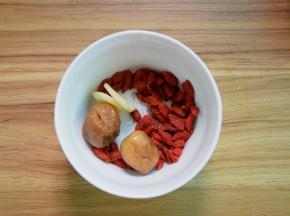 枸杞、蜜枣、姜片洗净