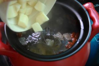 锅中加水，放入瘦肉、枸杞、蜜枣和姜片烧开再倒入淮山