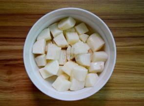 淮山去皮切小块，如果不马上用可以泡水里以免氧化变黑