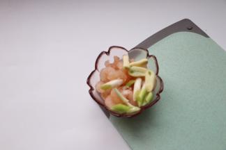 先腌制虾：蒜瓣、葱白放入，加1g盐腌制5-8分钟即可，提前准备好又伊鲜酱油（生抽可以代替）