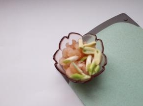 先腌制虾：蒜瓣、葱白放入，加1g盐腌制5-8分钟即可，提前准备好又伊鲜酱油（生抽可以代替）