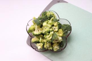 西兰花切小朵洗净