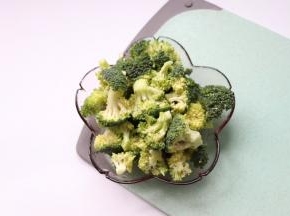 西兰花切小朵洗净