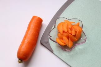胡萝卜1/3即可，对半切开切片