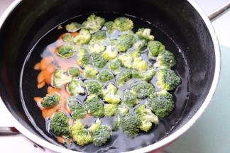 锅中水烧热，西兰花和胡萝卜放进去煮1分钟左右即可