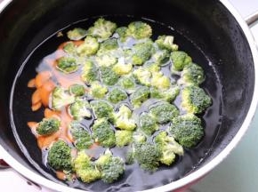 锅中水烧热，西兰花和胡萝卜放进去煮1分钟左右即可