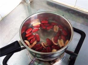 煮沸后加入大枣（如果用生姜，水烧开煮沸后先加入姜片，略煮一会儿，水中能闻到浓郁的生姜味即可，再加入大枣）