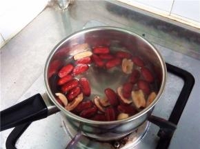 煮沸后加入大枣（如果用生姜，水烧开煮沸后先加入姜片，略煮一会儿，水中能闻到浓郁的生姜味即可，再加入大枣）