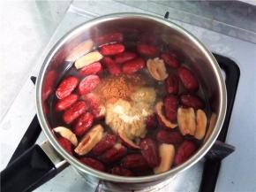 再放入姜粉和肉桂粉。