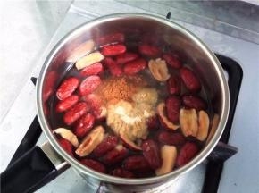 再放入姜粉和肉桂粉。