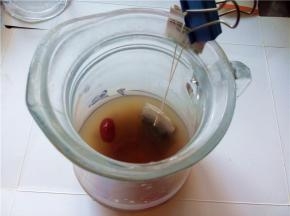 倒入刚刚煮开的姜枣水冲泡茶包3~5分钟；