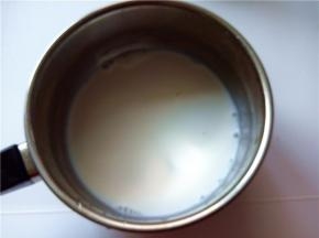 将牛奶倒入小奶锅中