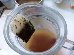 将壶中浸泡的茶包取出来，摇动几下使得茶汤均匀就可以了；