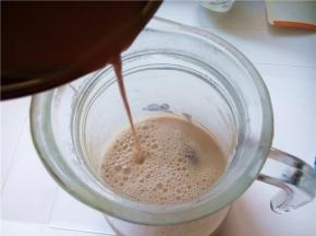 将牛奶注入壶中