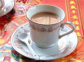 把做好的奶茶倒入自己喜欢的茶杯中，让我们享受这温暖的下午茶吧。