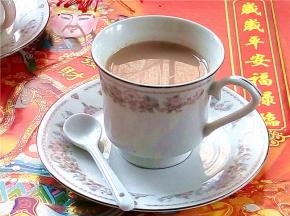 把做好的奶茶倒入自己喜欢的茶杯中，让我们享受这温暖的下午茶吧。