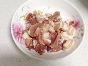 五花肉先用生抽与姜搅拌腌制