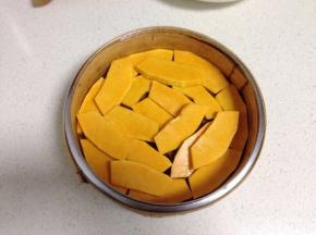 南瓜加少许盐拌匀，然后倒入蒸茏里铺好.(可以用红薯，土豆，豇豆等代替，或者不放)