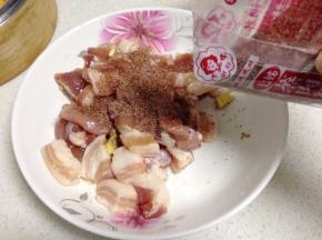 把腌制好的五花肉加入蒸肉粉