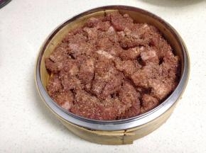 再将肉铺在南瓜上面