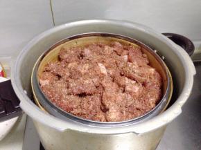 出高压锅,加入适量的清水放入锅架把蒸茏放在上面。压着20分钟即可