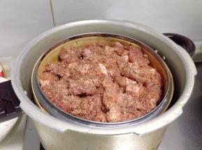 出高压锅,加入适量的清水放入锅架把蒸茏放在上面。压着20分钟即可