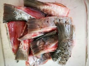 鱼尾洗净，剁成如上状态，好入味