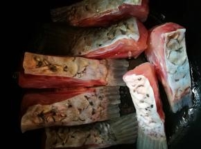 擦干鱼尾的水分，放入烧热抹了油的煎锅