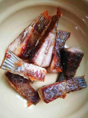 只煎2面鱼皮即可