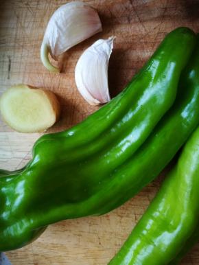 准备好青椒，生姜，大蒜洗净擦干水分