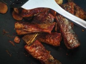 加入料酒，生抽，老抽，醋，翻炒均匀