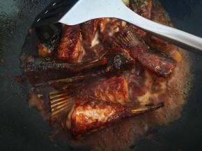 加入适量水，水不要太多，加冷水，鱼肉不易散，水开后，盖盖中小火焖主3分钟，注意不要糊了