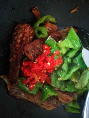 开盖，大火收汁，尝下咸淡，适量加盐，加入青椒，剁椒，翻炒均匀