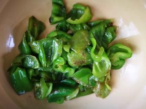 加盐翻炒到个人喜欢的口感起锅，我喜欢炒软一点