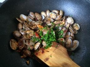 最后收汁放入香葱香菜即可