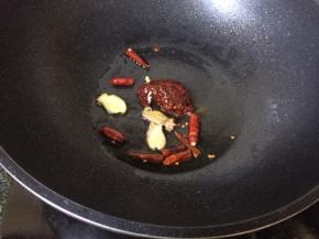 锅中热油，加入辣椒，姜片豆瓣酱炒匀