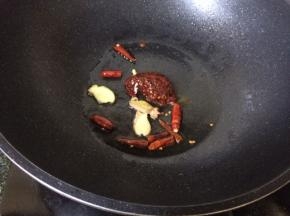 锅中热油，加入辣椒，姜片豆瓣酱炒匀