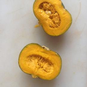 南瓜一切两半。