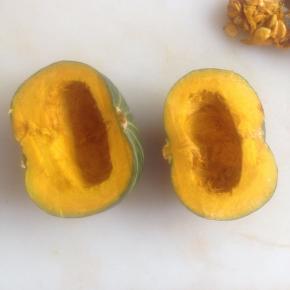 用勺子掏去南瓜籽。