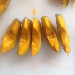 将南瓜切成小块。