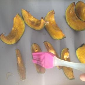 蜂蜜加少许水稀释开，用刷子给每一块南瓜都刷上蜂蜜水。